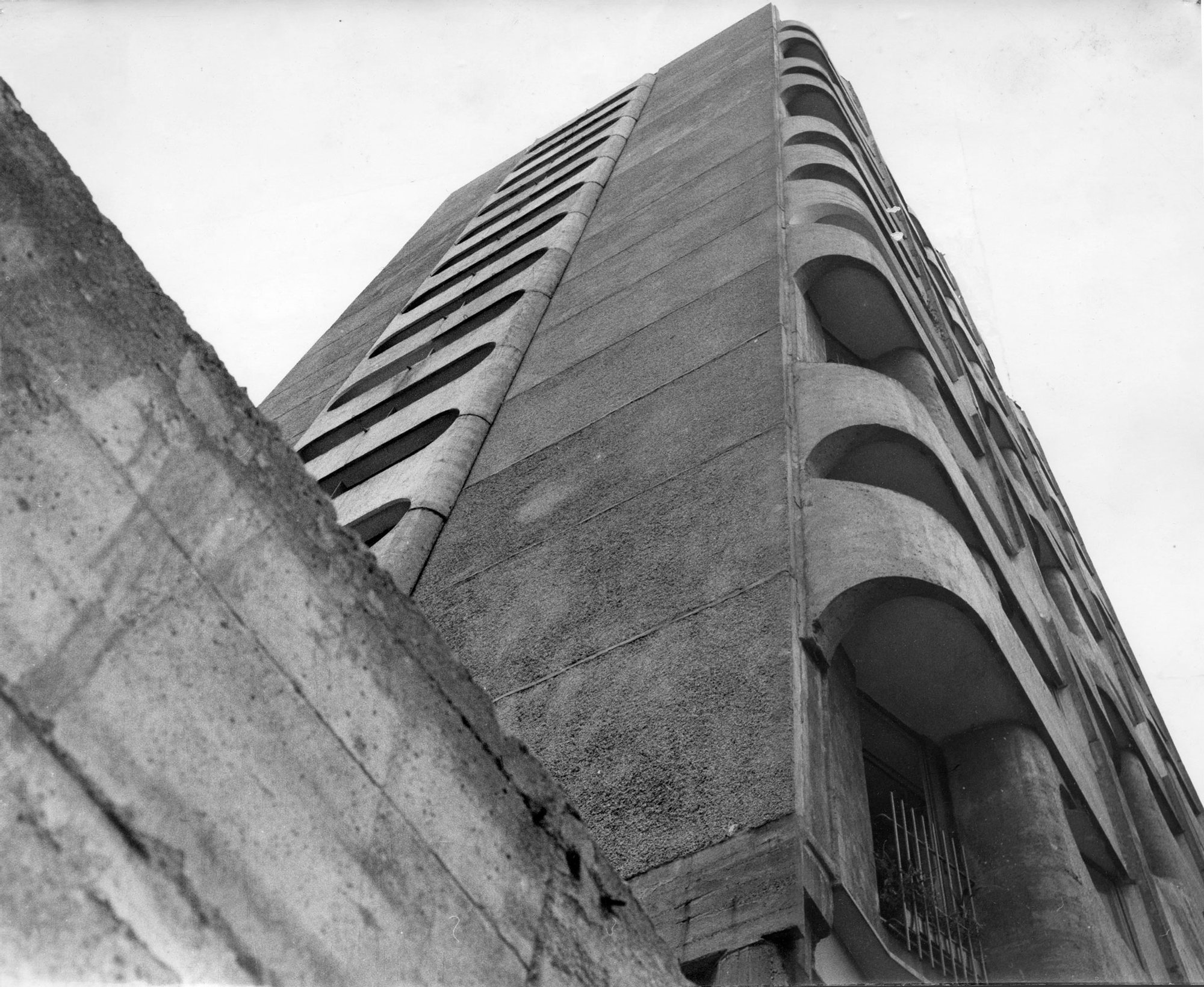 Archiwalne, czarno-białe zdjęcie. Widok na fasadę jednego z bloków kompleksu Manhattan.