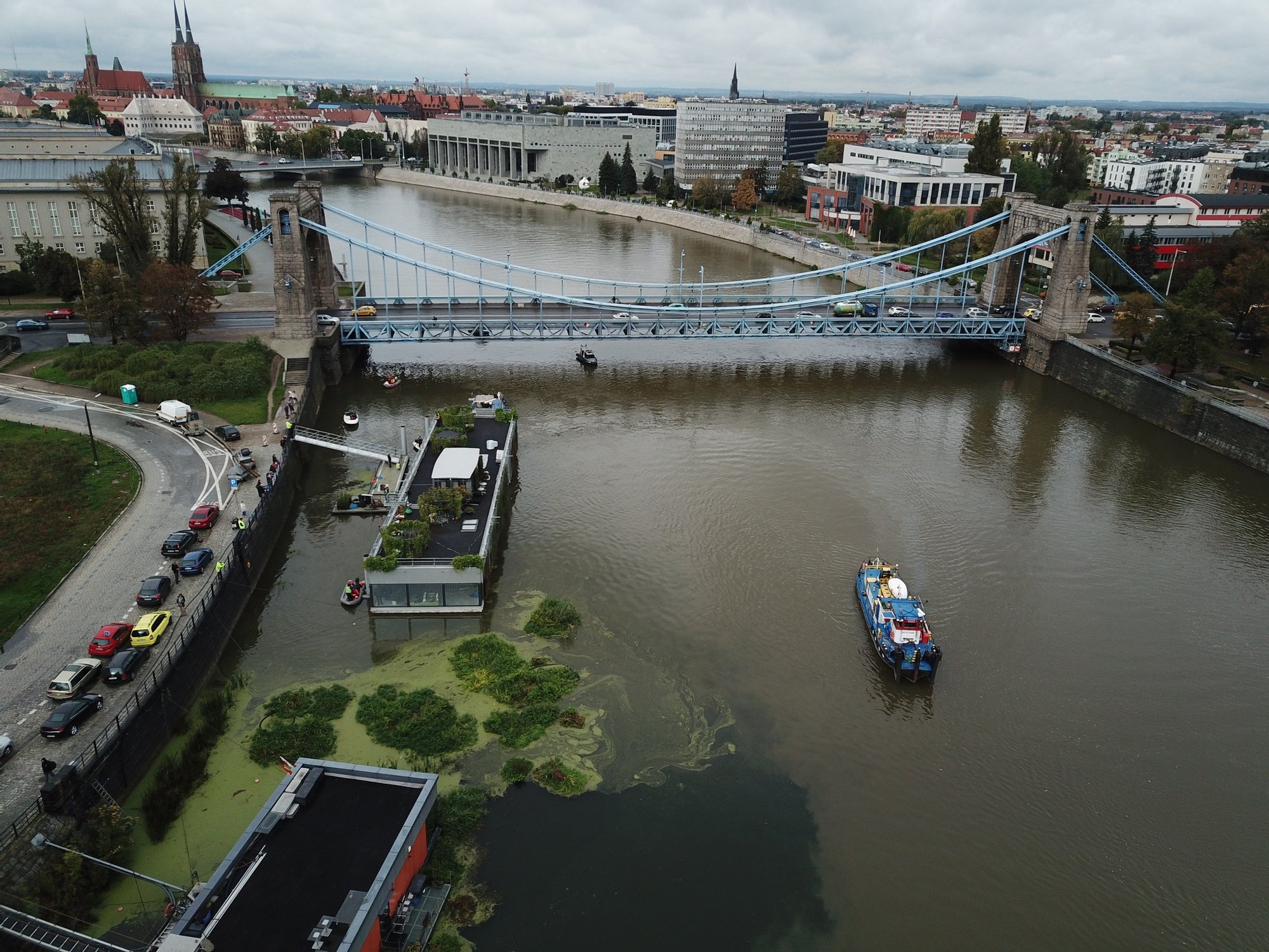 Widok z lotu ptaka na Odrę i most Grunwaldzki.