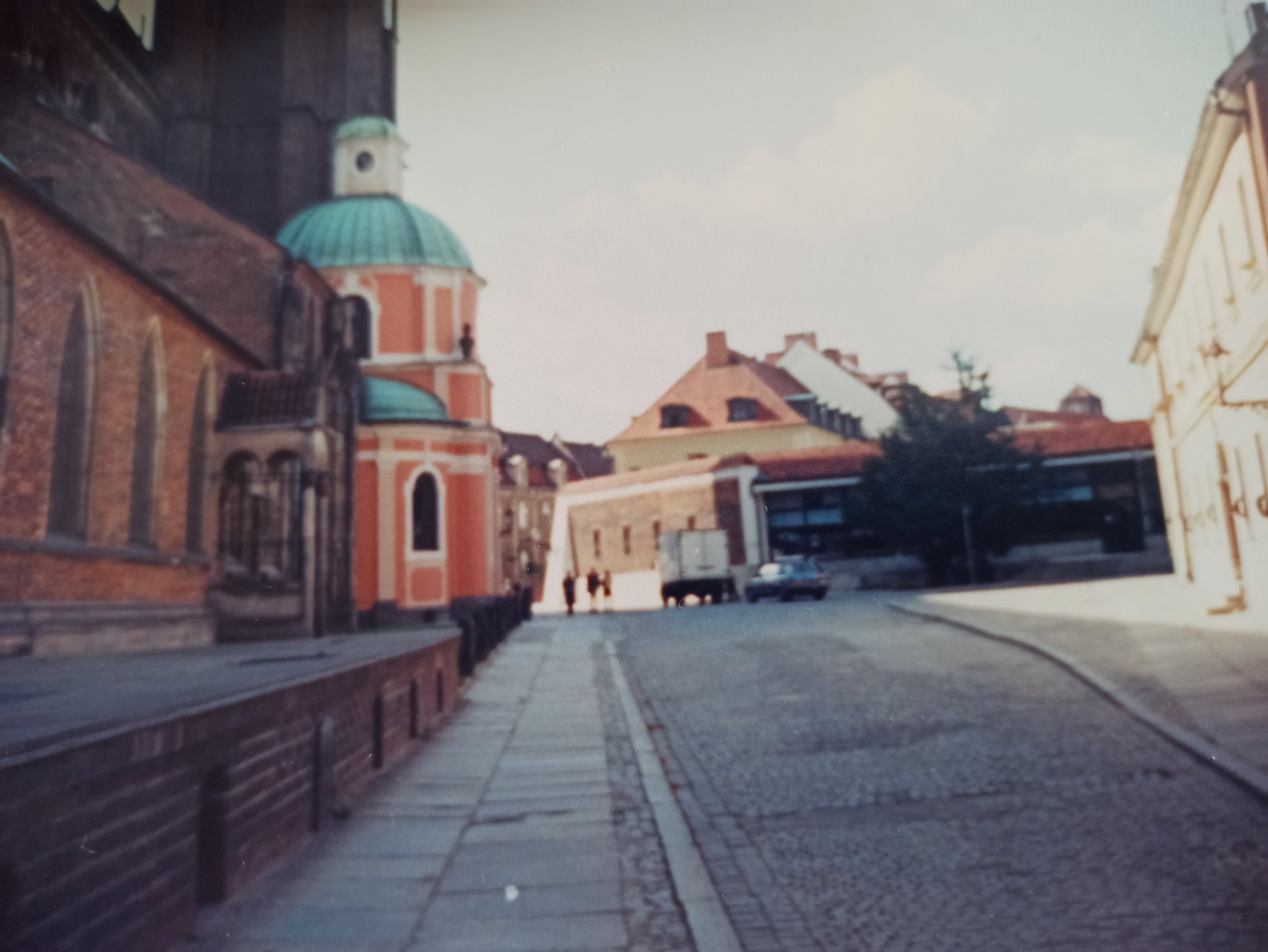 Kolorowa, archiwalna fotografia: Księgarnia archidiecezjalna na Ostrowie Tumskim w miejscu wykopalisk archeologicznych w których brała udział Beata Malinowska w 1977 r.