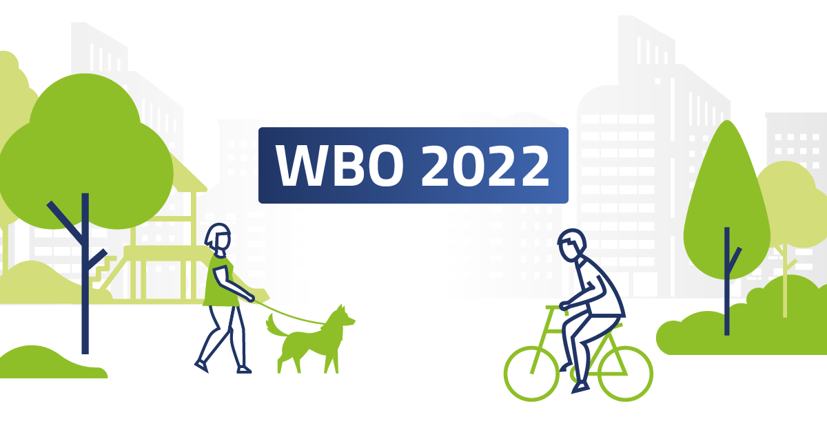 Pozioma grafika: postać z psem, postać na rowerze oraz drzewa i zarys budynków w tle. Na środku duży napis na granatowym tle: WBO 2022.