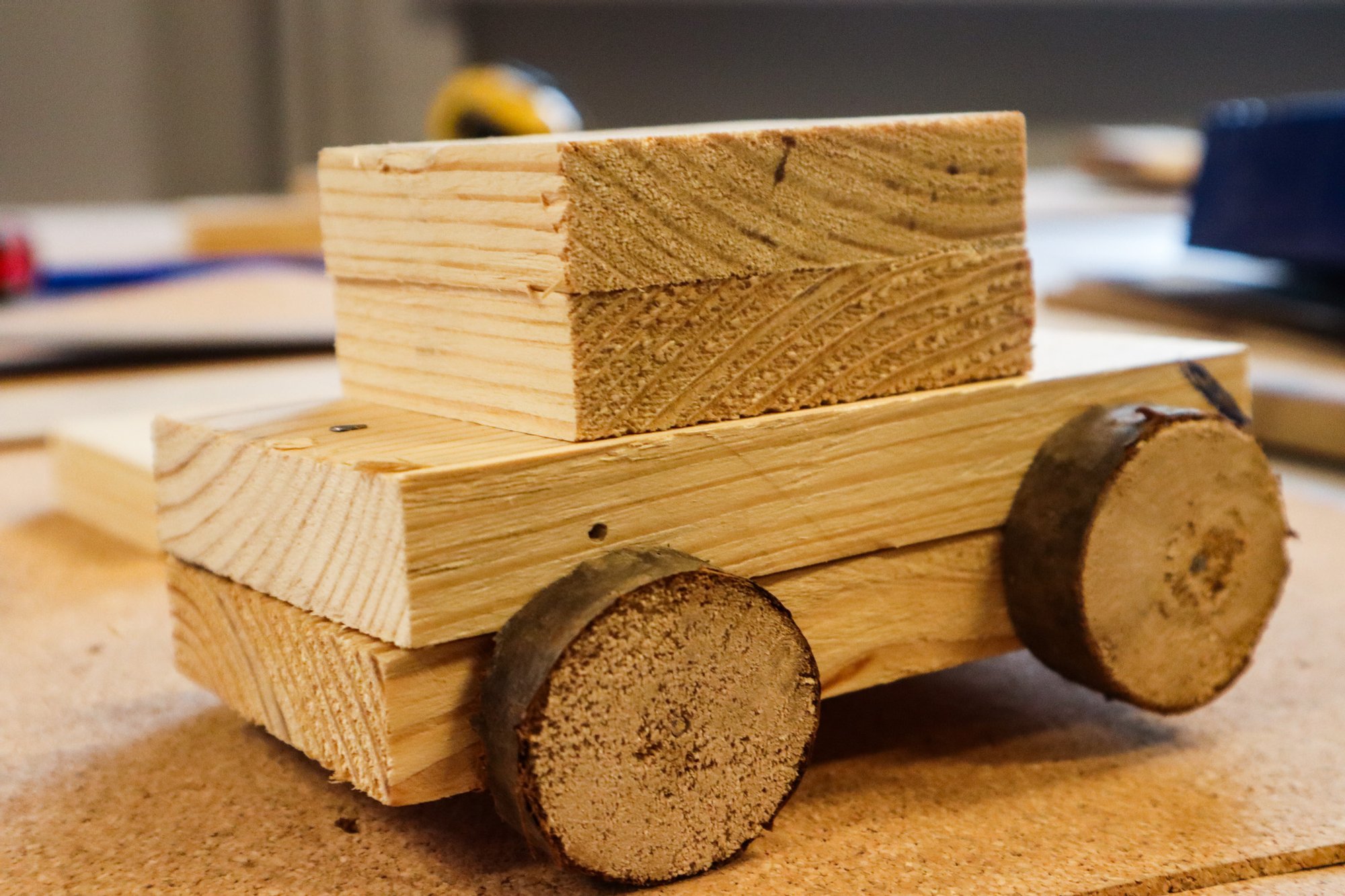 Zbliżenie zrobiony z drewna samochodzik-zabawkę.