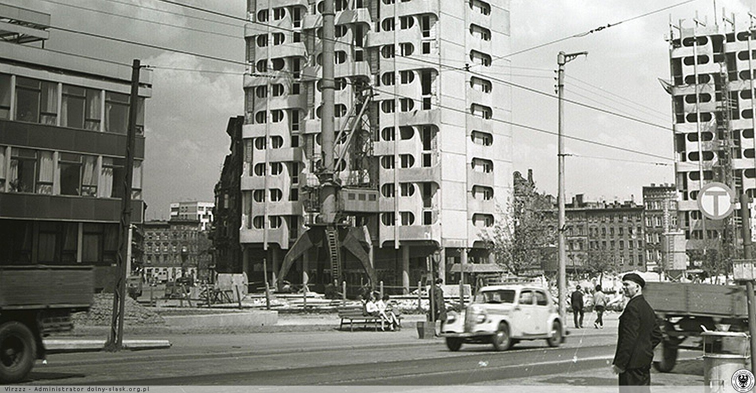 Archiwalne, czarno-białe zdjęcie. Widok na Sedesowce w trakcie budowy.
