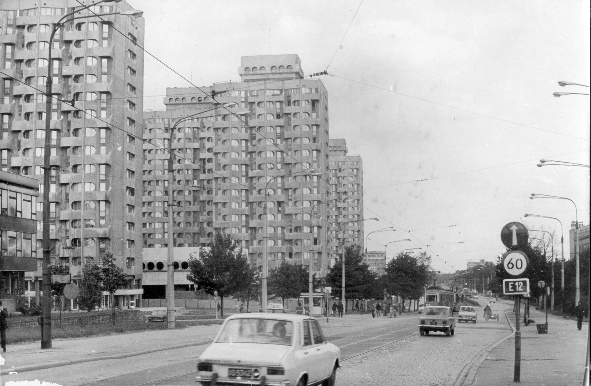Czarno-biała, archiwalna fotografia. Widok na Plac Grunwaldzki od strony Mostu Grunwaldzkiego. Po lewej stronie Sedesowce. 