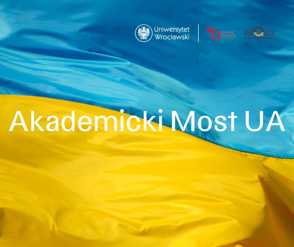 Powiewająca flaga Ukrainy. Na niej biały napis: Akademicki Most UA.