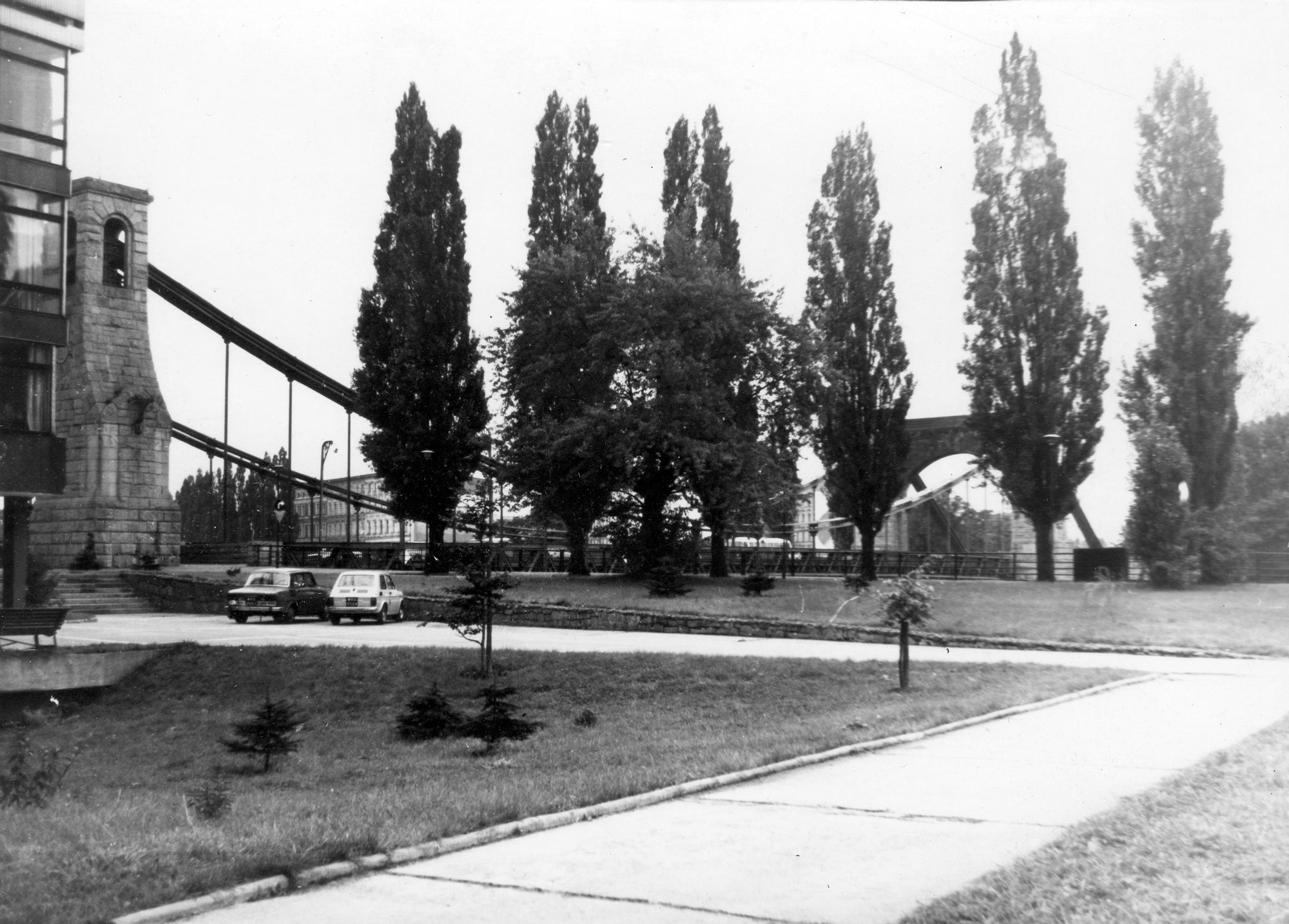 Stare, czarno-białe zdjęcie. Widok na most Grunwaldzki od strony ul. Joliot-Curie