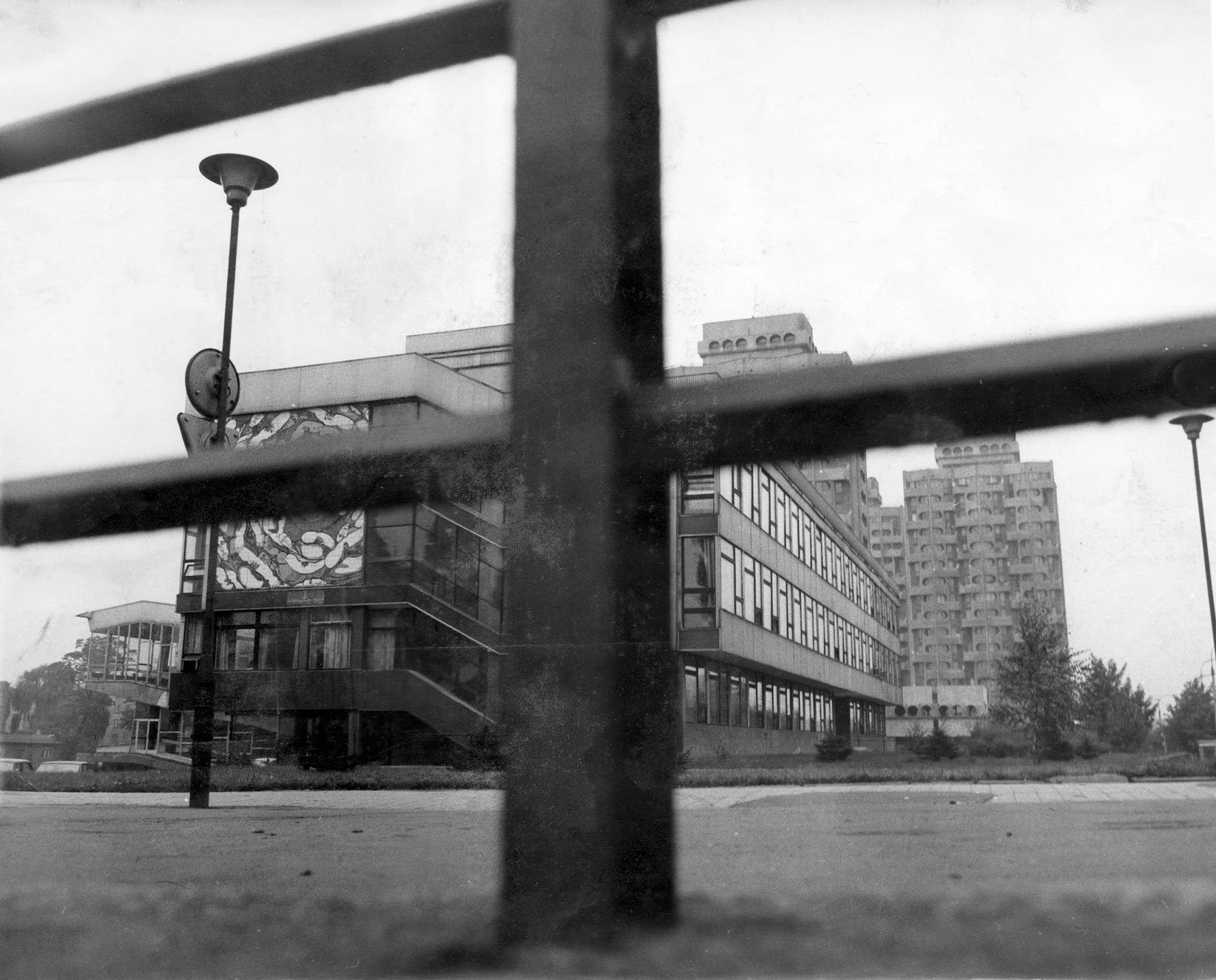 Czarno-biała archiwalna fotografia przedstawia widok na instytut matematyczny i bloki Manhattan.