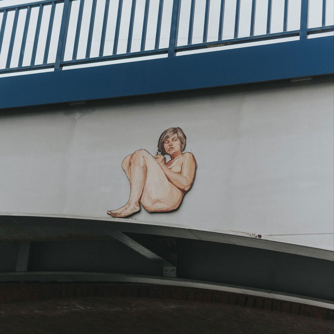 Na bocznej stronie mostu przyklejona została podobizna nagiej kobiety.
