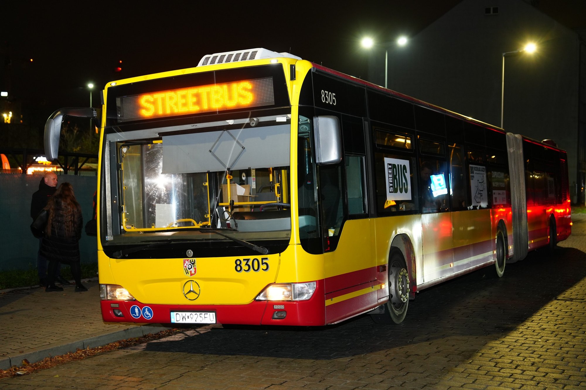 Streetbus, zdjęcie zrobione po zmroku - widać na nim autobus