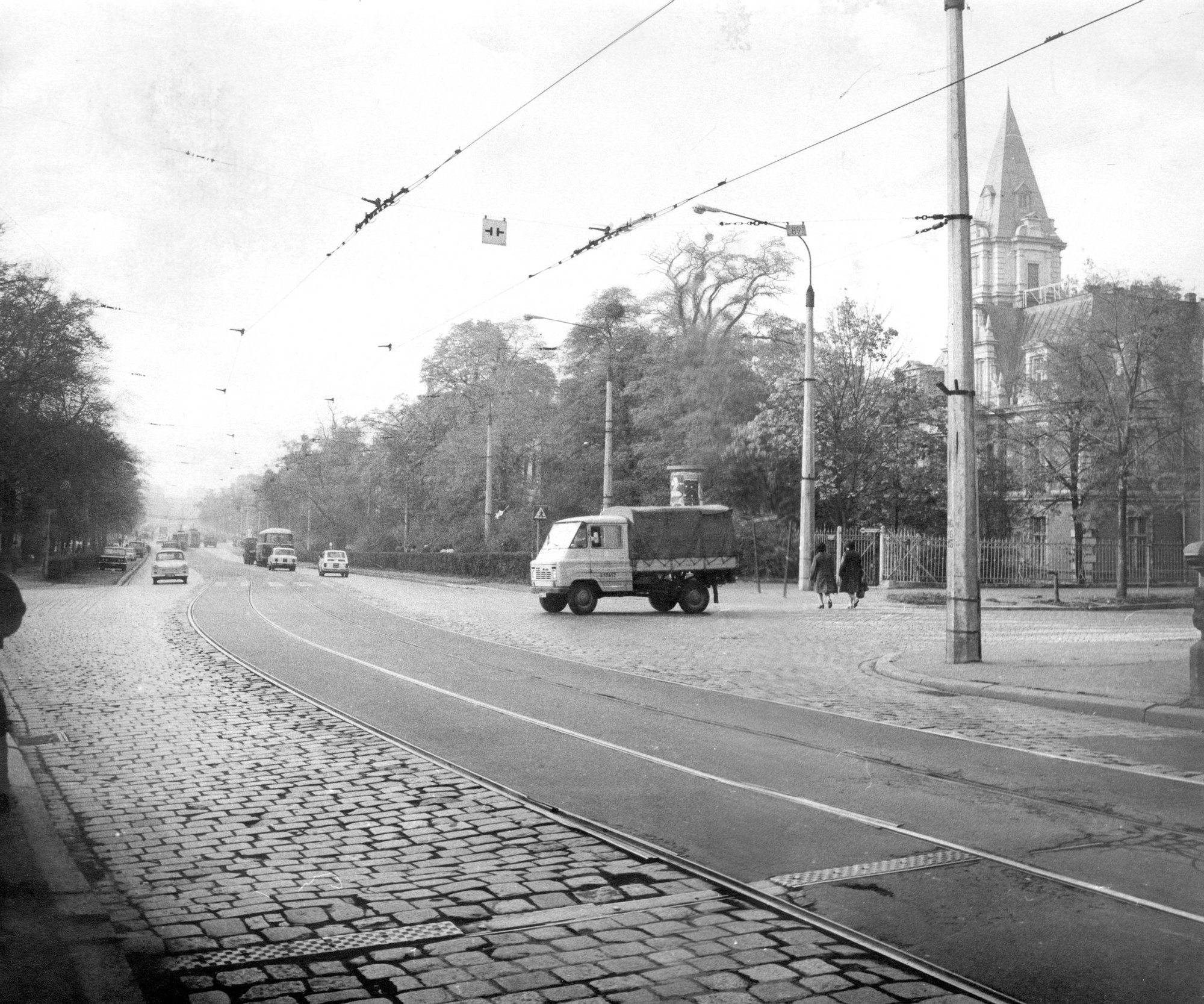 Stare, czarno-białe zdjęcie. Widok na ulicę Sklodowskiej-Curie od strony mostu Zwierzynieckiego.
