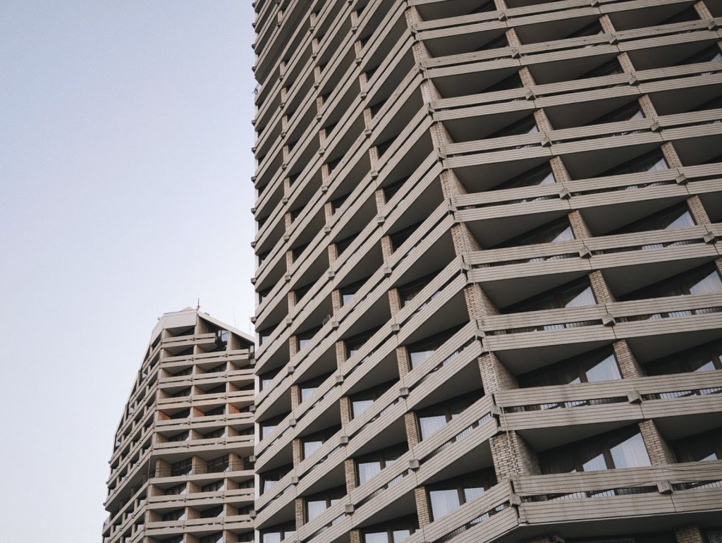 fot. Anna Pazdej Kolorowa fotografia przedstawia zbliżenie na szczyty wrocławskich akademików Kredka i Ołówek.