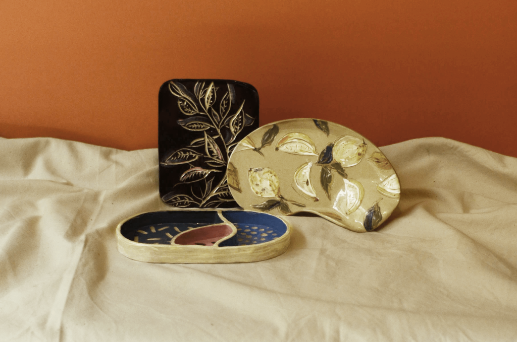 zdjęcie: materiały organizatora Kolorowa fotografia przedstawia ceramiczne ozdobne talerze.