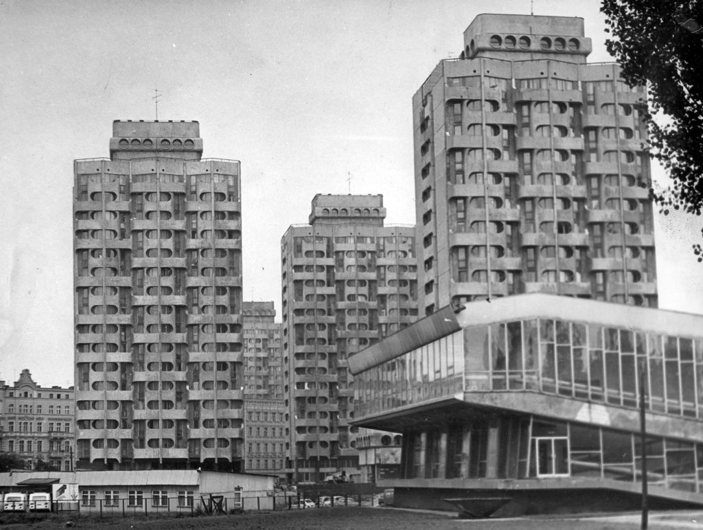 Czarno-biała archiwalna fotografia przedstawia widok na audytorium chemii i bloki Manhattan od strony Kampusu Grunwaldzkiego Uniwersytetu Wrocławskiego.