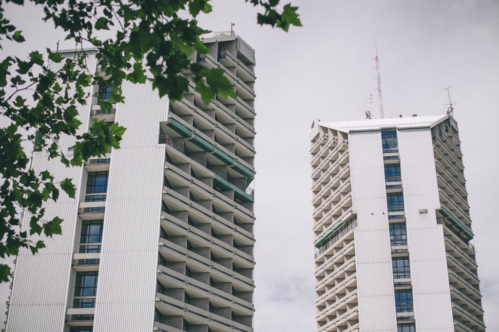 Widok na szczyt akademików Kredka i Ołówek.