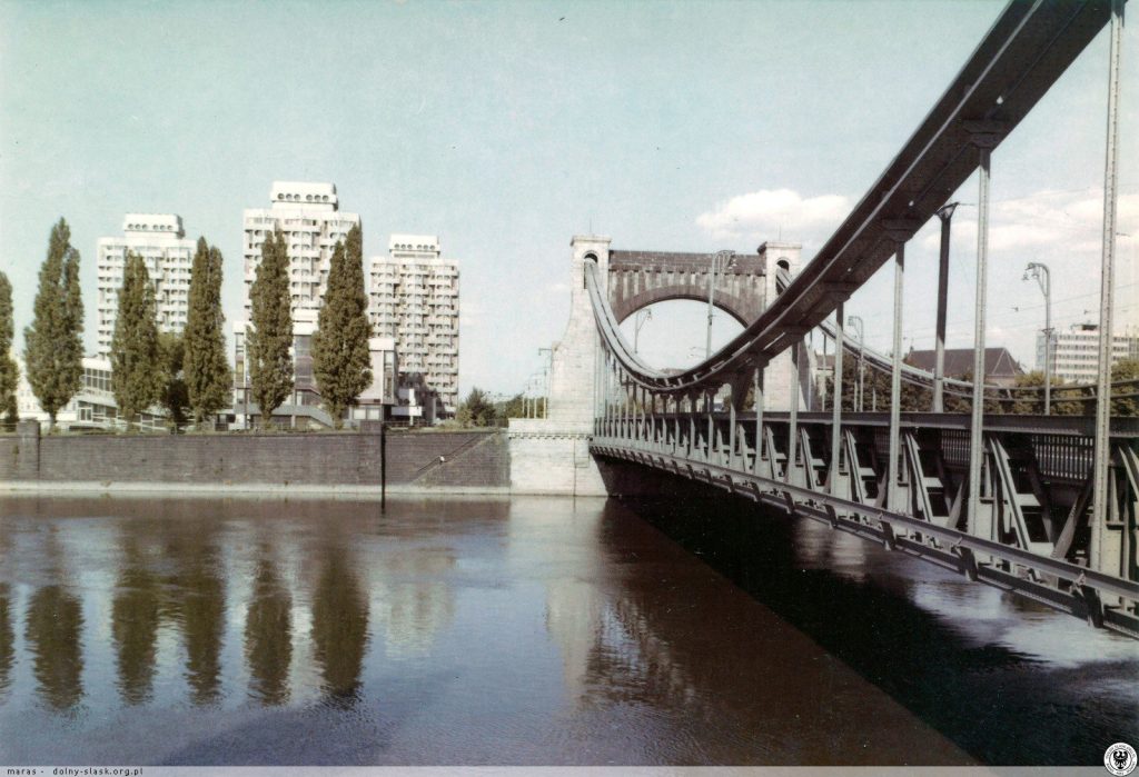 Archiwalne, kolorowe zdjęcie: widok na most Grunwaldzki i kompleks budynków Manhattan.