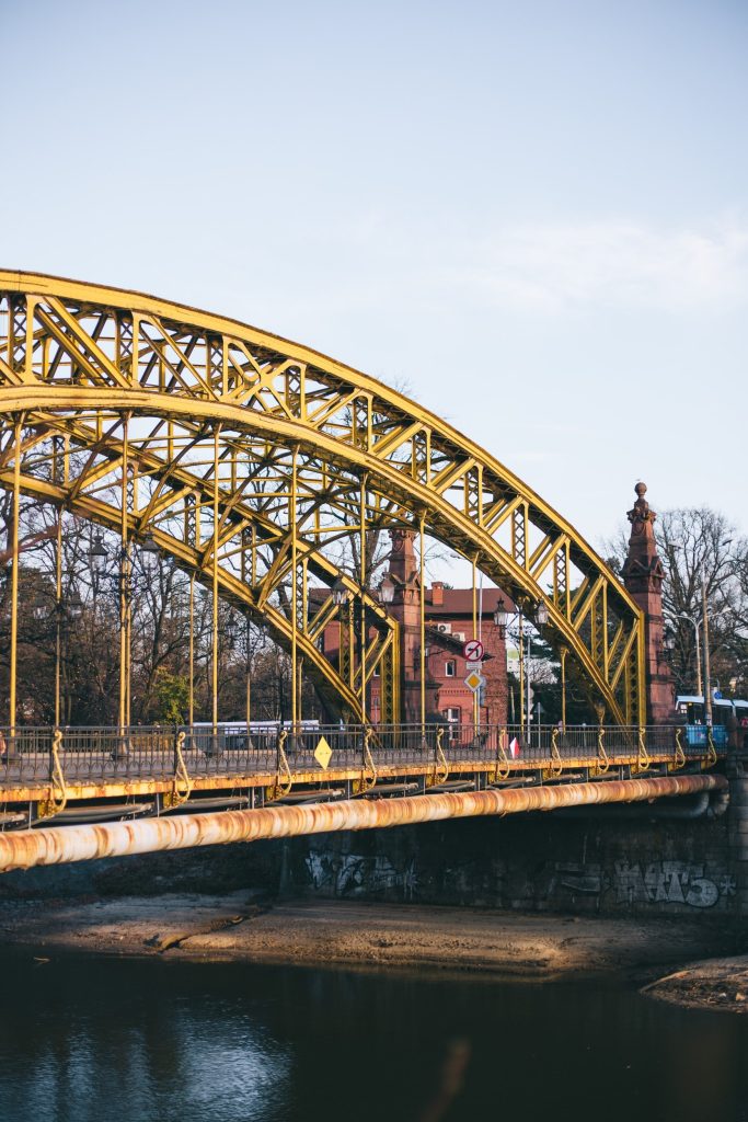 Widok na zdobiony most Zwierzyniecki i płynącą pod nim Odrę. 