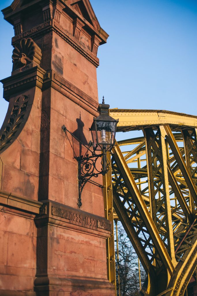 Fragment mostu Zwierzynieckiego. Pod ozdobną latarnią widoczna data: 1655-1897.