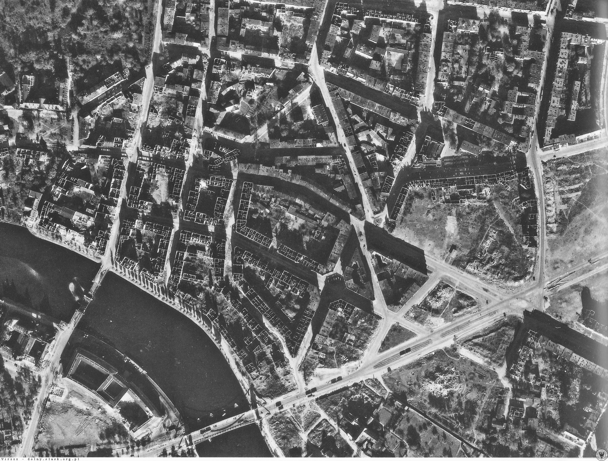 Okolice ulic Wyszyńskiego, Szczytnickiej oraz placu Grunwaldzkiego na powojennym zdjęciu lotniczym z 1947 Źródło: https://polska-org.pl/913732,foto.html