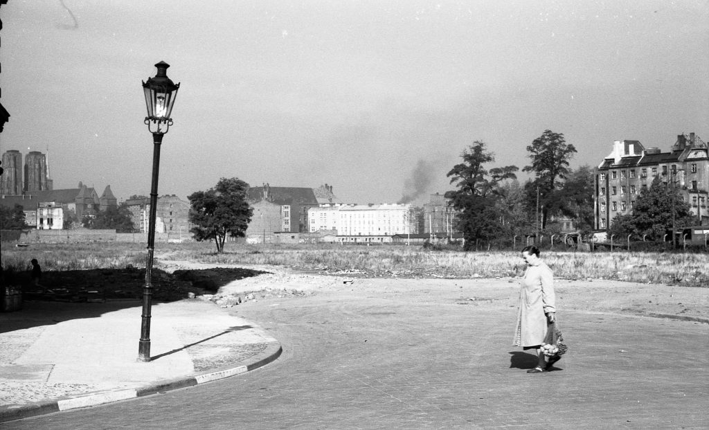 Tomasz Olszewski, okolice ulicy Szczytnickiej, początek lat 60., dzięki uprzejmości Muzeum Miejskiego Wrocławia tomasz olszewski okolice ulicy szczytnickiej pocz tek lat 60 dzi ki uprzejmo ci muzeum miejskiego wroc awia