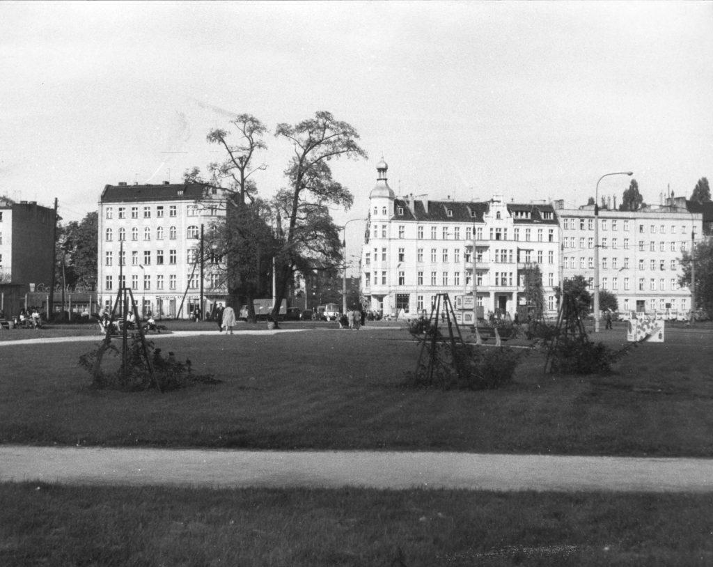 archiwalne czarno-białe zdjęcie przedstawia skwer plac grunwaldzki przy ulicy grunwaldzkiej i piastowskiej