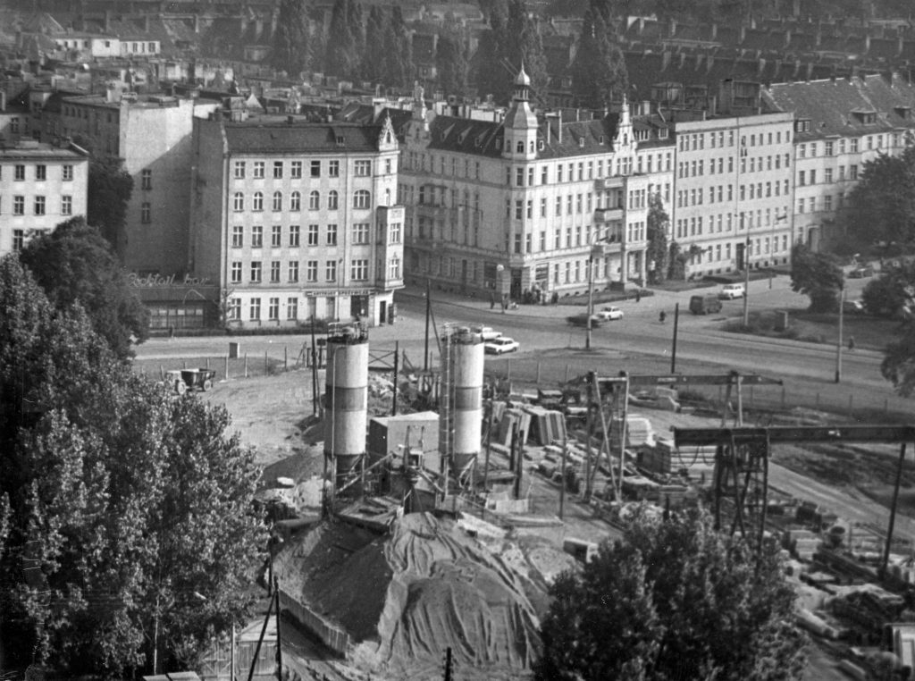 Archiwalna czarno-biała fotografia. Widok na Plac Grunwaldzki i budowę namiotu handlowego Goliat.