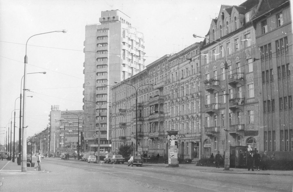 archiwalne czarno-białe zdjęcie przedstawia widok na ulicę sklodowskiej-curie od ulicy szczytnikciej