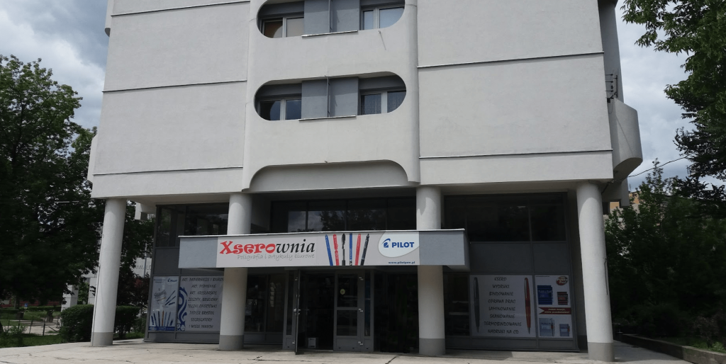 Widok na sklep papierniczo-zabawkowy, znajdujący się na parterze jednego z wieżowców przy placu Grunwaldzkim. 