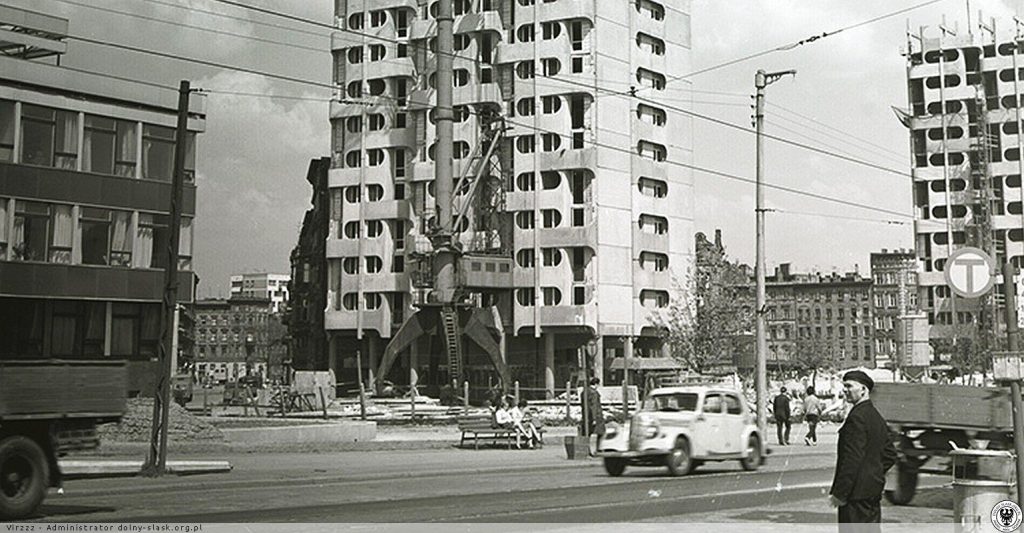 Archiwalne, czarno-białe zdjęcie. Widok na Sedesowce w trakcie budowy.