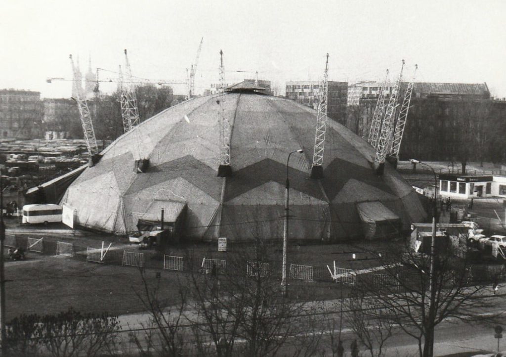 Archiwalne, czarno-białe zdjęcie. Widok na namiot handlowy Goliat.