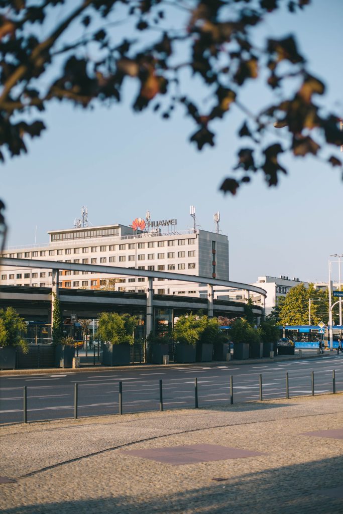 Pionowe zdjęcie: widok na rondo Reagana i przystanki autobusowo-tramwajowe. 