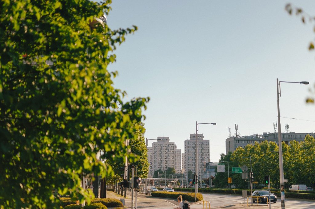 Kolorowa, pozioma fotografia: widok na Plac Grunwaldzki. W tle widoczny kompleks budynków Manhattan.