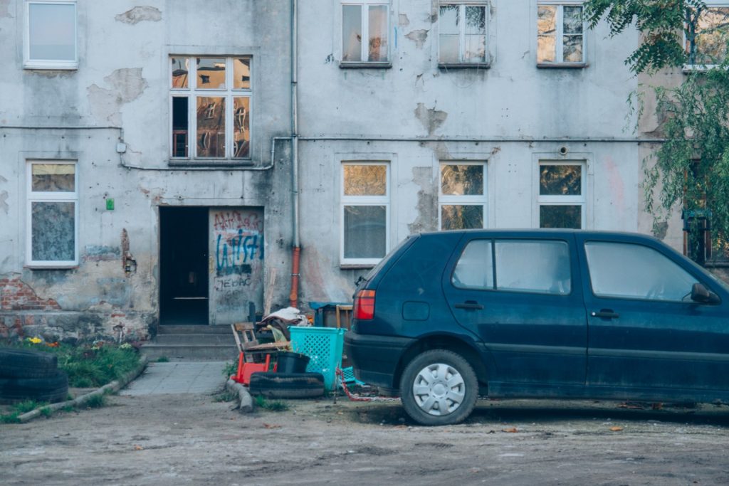 Kolorowa fotografia przedstawia podwórko w kwartale między ulicami Sienkiewicza, Sępa-Szarzyńskiego, Benedyktyńską i Górnickiego.