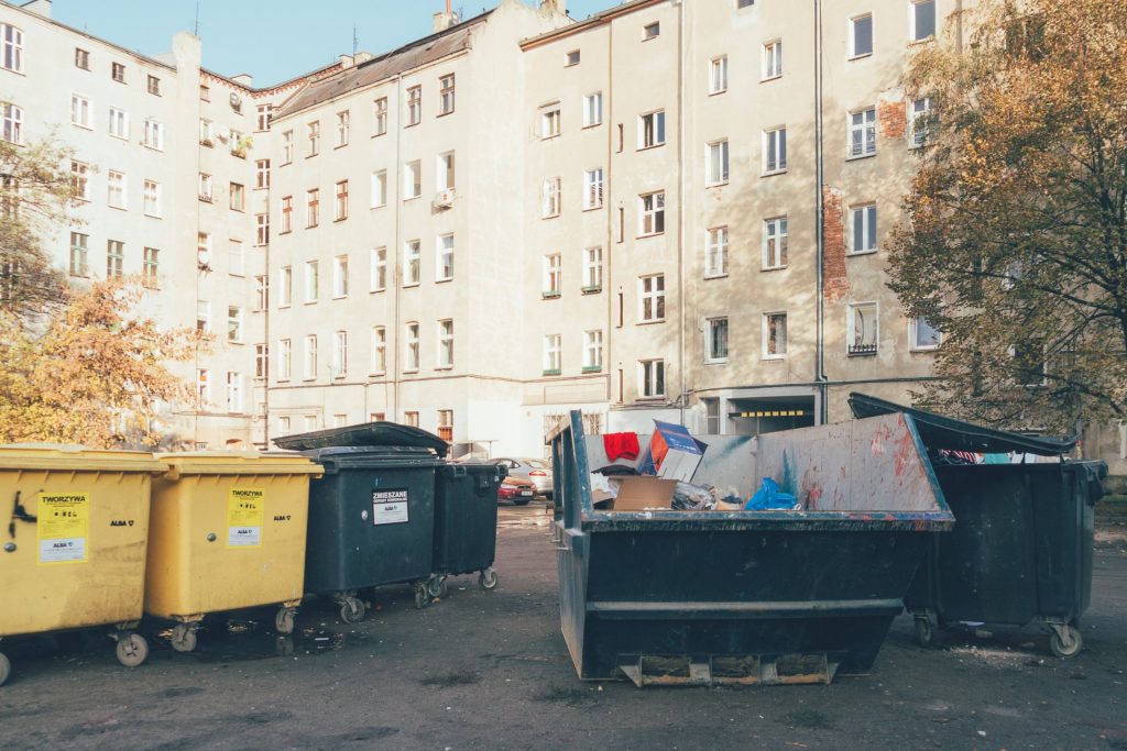 Kolorowa fotografia przedstawia podwórko w kwartale między ulicami Sienkiewicza, Sępa-Szarzyńskiego, Benedyktyńską i Górnickiego.