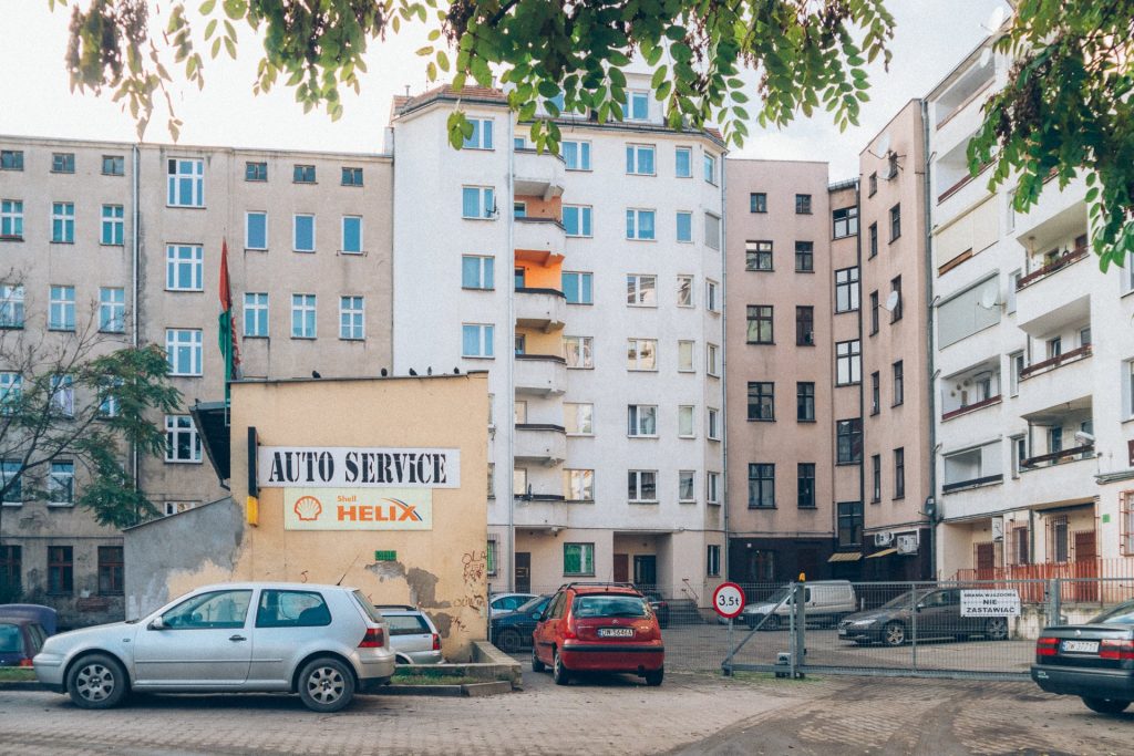 Kolorowa fotografia przedstawia podwórko w kwartale między ulicami Sienkiewicza, Sępa-Szarzyńskiego, Benedyktyńską i Górnickiego