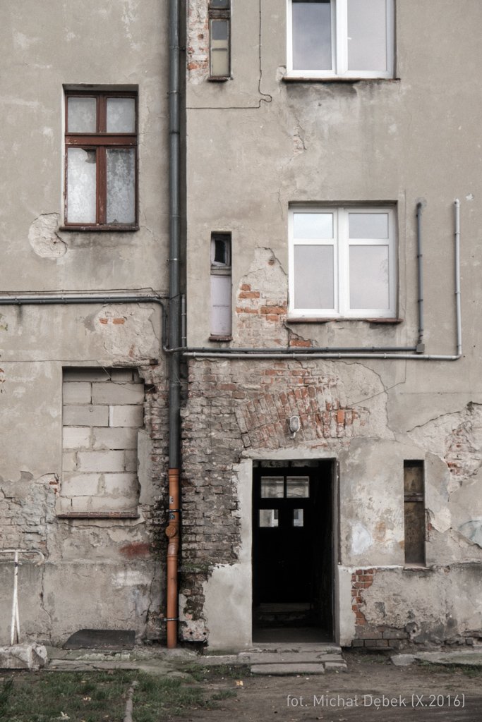 Kolorowa fotografia przedstawia podwórko w kwartale między ulicami Sienkiewicza, Sępa-Szarzyńskiego, Benedyktyńską i Górnickiego.