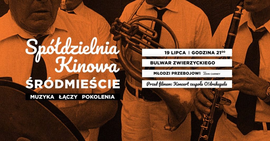 Pomarańczowa, pozioma grafika: Po lewej stronie biały napis: Spółdzielnia kinowa śródmieście. Muzyka łączy pokolenia. Po prawej stronie informacje o spotkaniu: 19 lipca, godzina 21:00, Bulwar Zwierzynieckiego, Młodzi przebojowi, reż. * John Carney, przed filmem koncert zespołu o!drakapela. W tle grafiki fragment zdjęcia trzech mężczyzn grających na klarnecie, trąbce i talerzach.