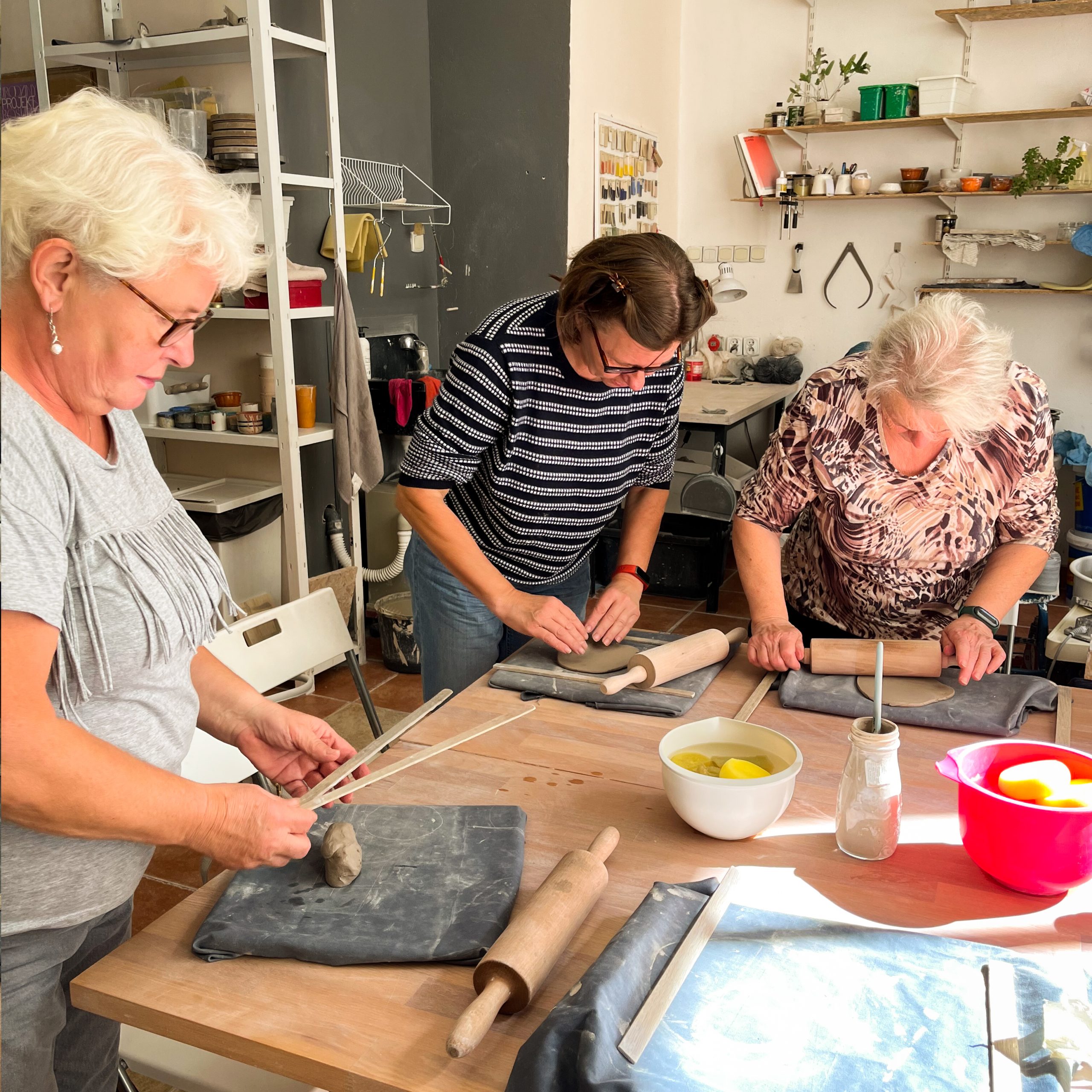 Powrót do rzemiosła. Warsztaty ceramiczne dla seniorów i seniorek