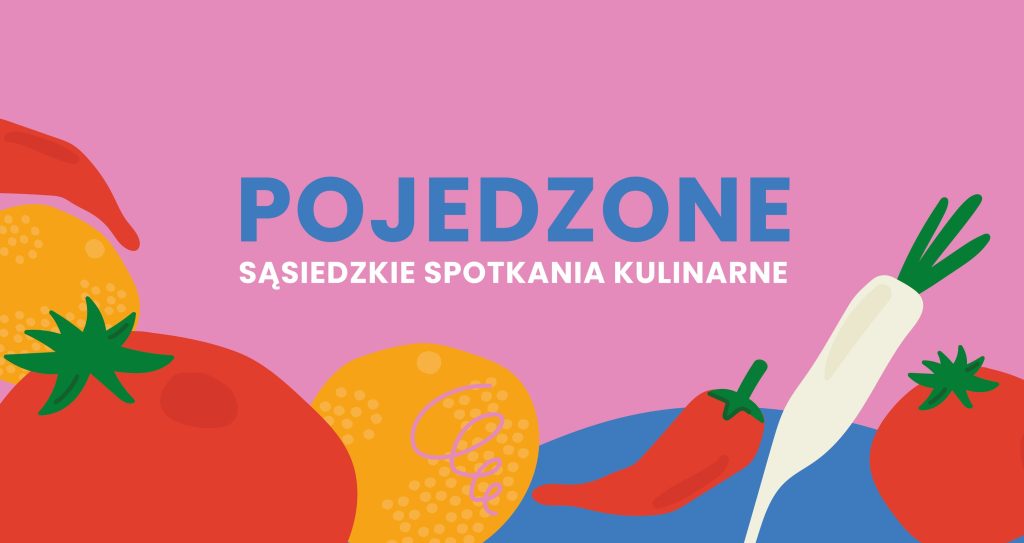 Pośrodku różowej grafiki niebieski napis: pojedzone - sąsiedzkie spotkania kulinarne. Pod nim narysowane warzywa i owoce.