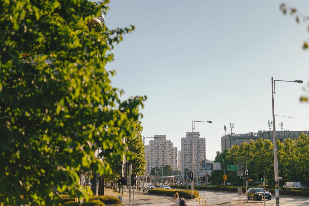 Kolorowa fotografia przedstawia widok na Rondo Reagana oraz Manhattan