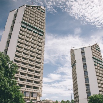 Akademiki zaprojektowane zostały w latach 1975-1982 przez Krystynę i Mariana Barskich. Ich smukły wygląd i spiczaste zwieńczenie sprawiło, że mieszkańcy zaczęli określać budynki mianem „Ołówka” i „Kredki”. Niższy to „Ołówek” i ma 70 m wysokości, natomiast „Kredka” ma 85 m wysokości. Budynki należą do kompleksu akademików Uniwersytetu Wrocławskiego.