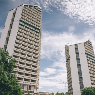 Akademiki zaprojektowane zostały w latach 1975-1982 przez Krystynę i Mariana Barskich. Ich smukły wygląd i spiczaste zwieńczenie sprawiło, że mieszkańcy zaczęli określać budynki mianem „Ołówka” i „Kredki”. Niższy to „Ołówek” i ma 70 m wysokości, natomiast „Kredka” ma 85 m wysokości. Budynki należą do kompleksu akademików Uniwersytetu Wrocławskiego.