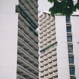 Akademiki zaprojektowane zostały w latach 1975-1982 przez Krystynę i Mariana Barskich. Ich smukły wygląd i spiczaste zwieńczenie sprawiło, że mieszkańcy zaczęli określać budynki mianem „Ołówka” i „Kredki”. Niższy to „Ołówek” i ma 70 m wysokości, natomiast „Kredka” ma 85 m wysokości. Budynki należą do kompleksu akademików Uniwersytetu Wrocławskiego.