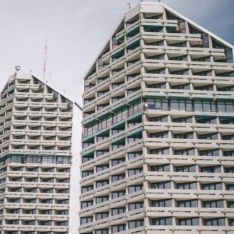 Akademiki zaprojektowane zostały w latach 1975-1982 przez Krystynę i Mariana Barskich. Ich smukły wygląd i spiczaste zwieńczenie sprawiło, że mieszkańcy zaczęli określać budynki mianem „Ołówka” i „Kredki”. Niższy to „Ołówek” i ma 70 m wysokości, natomiast „Kredka” ma 85 m wysokości. Budynki należą do kompleksu akademików Uniwersytetu Wrocławskiego.