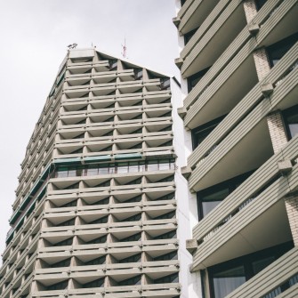 Akademiki zaprojektowane zostały w latach 1975-1982 przez Krystynę i Mariana Barskich. Ich smukły wygląd i spiczaste zwieńczenie sprawiło, że mieszkańcy zaczęli określać budynki mianem „Ołówka” i „Kredki”. Niższy to „Ołówek” i ma 70 m wysokości, natomiast „Kredka” ma 85 m wysokości. Budynki należą do kompleksu akademików Uniwersytetu Wrocławskiego.