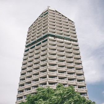 Akademik zaprojektowany został w latach 1975-1982 przez Krystynę i Mariana Barskich. Jego budowa zakończyła się w 1991 roku. Budynek ma 85 m wysokości, liczy 24 kondygnacje i 290 pokoi.