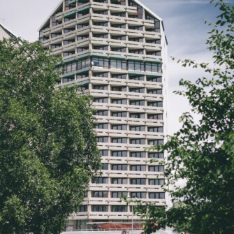 Akademik zaprojektowany został w latach 1975-1982 przez Krystynę i Mariana Barskich. Jego budowa zakończyła się w 1989 roku. Budynek ma 70 m wysokości, liczy 19 kondygnacji i 236 pokoi.