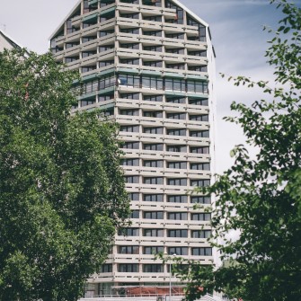 Akademik zaprojektowany został w latach 1975-1982 przez Krystynę i Mariana Barskich. Jego budowa zakończyła się w 1989 roku. Budynek ma 70 m wysokości, liczy 19 kondygnacji i 236 pokoi.