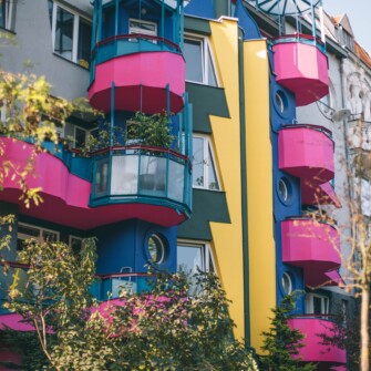 Plomba architektoniczna wybudowana w 1996 roku według projektu architekta Wojciecha Jarząbka. Nazywana także “Papugowcem”. Charakterystyczna elewacja składa się z geometrycznych i prostokątnych elementów, a także przeszklonych balkonów. Fotografia pochodzi z okresu po odnowieniu budynku, gdy pierwotny kolor czerwonego wina zastąpiono różowym.