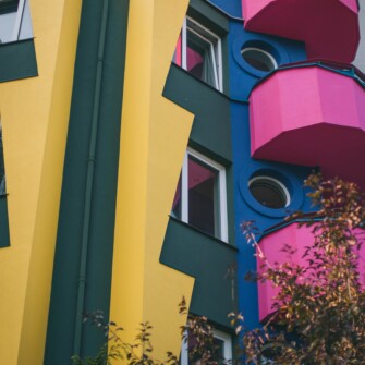 Plomba architektoniczna wybudowana w 1996 roku według projektu architekta Wojciecha Jarząbka. Nazywana także “Papugowcem”. Charakterystyczna elewacja składa się z geometrycznych i prostokątnych elementów, a także przeszklonych balkonów. Fotografia pochodzi z okresu po odnowieniu budynku, gdy pierwotny kolor czerwonego wina zastąpiono różowym.