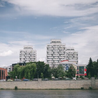 Zbiór sześciu budynków mieszkalnych i trzech pawilonów handlowo-usługowych zaprojektowanych w latach 1967–1970 przez Jadwigę Grabowską-Hawrylak. Z racji owalnych zagłębień okiennych nazywany przez wrocławian także Manhattanem, Bunkrowcami lub Sedesowcami. Widok z Bulwaru Marii i Lecha Kaczyńskich.