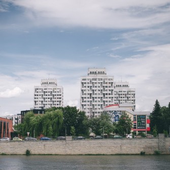 Zbiór sześciu budynków mieszkalnych i trzech pawilonów handlowo-usługowych zaprojektowanych w latach 1967–1970 przez Jadwigę Grabowską-Hawrylak. Z racji owalnych zagłębień okiennych nazywany przez wrocławian także Manhattanem, Bunkrowcami lub Sedesowcami. Widok z Bulwaru Marii i Lecha Kaczyńskich.